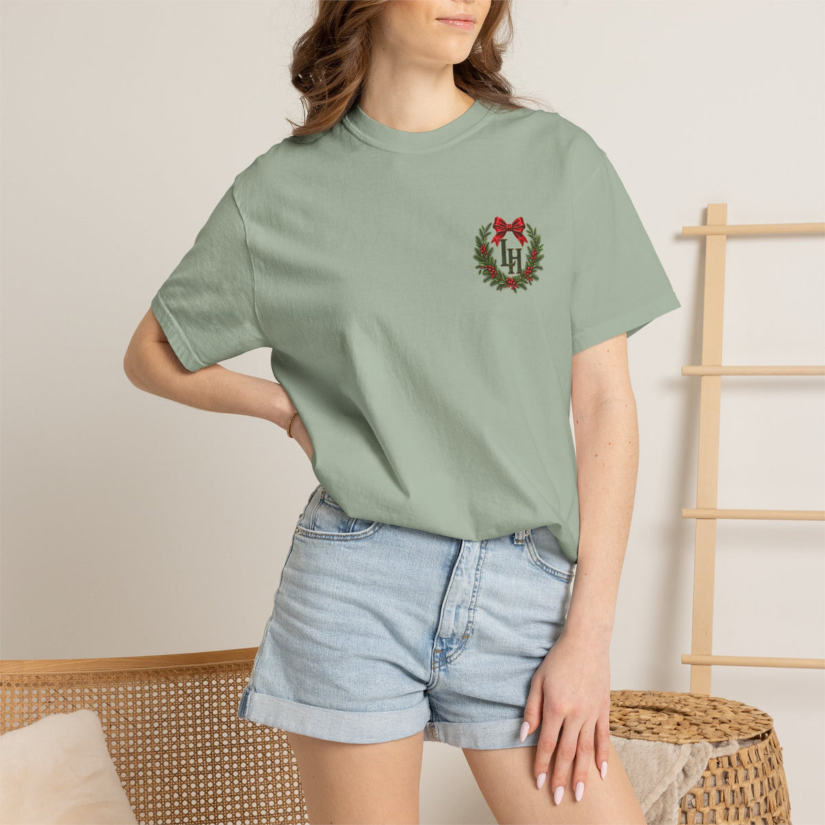 Christmas Wreath Holiday T-Shirt — "Company's Coming" Vintage House Christmas Tee