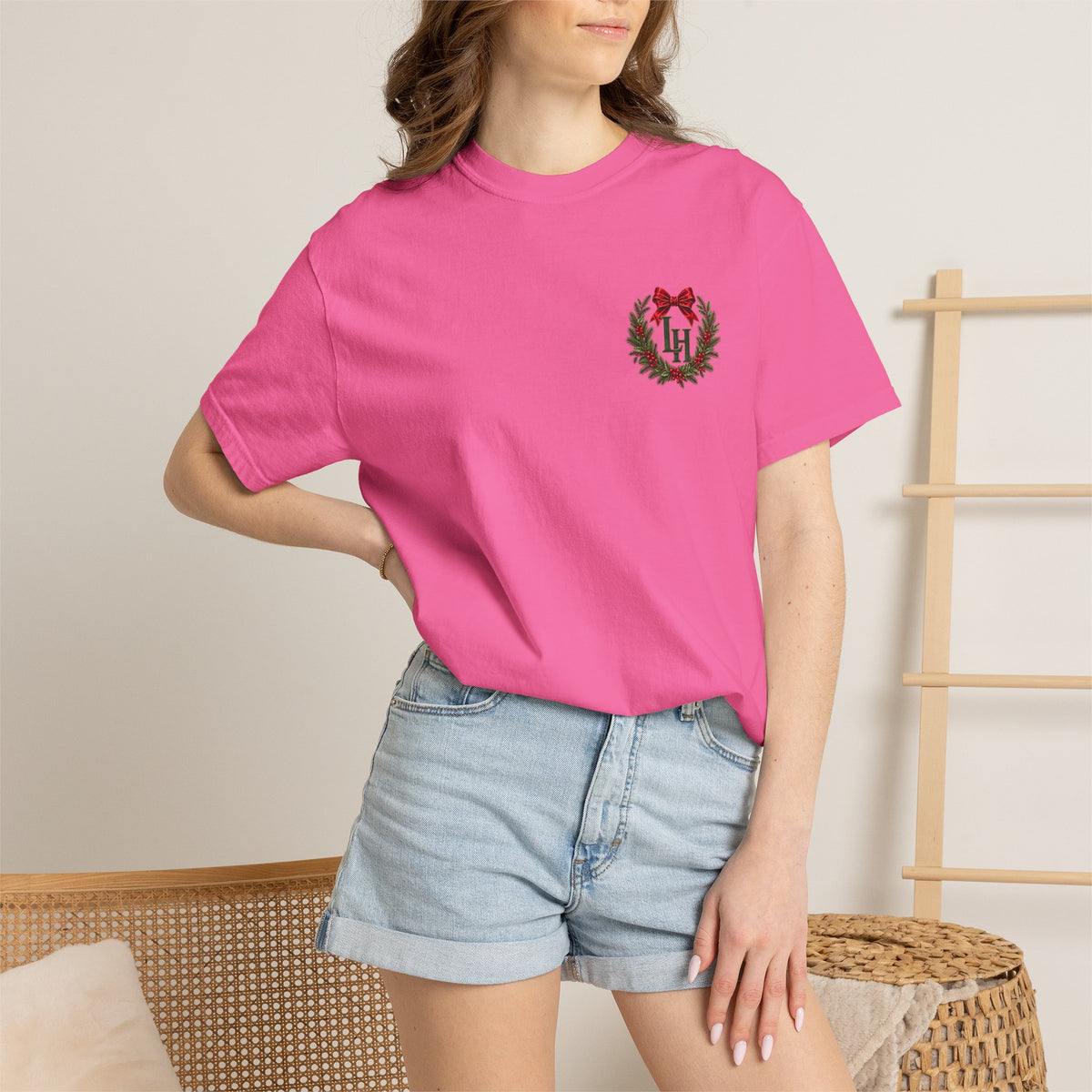 Christmas Wreath Holiday T-Shirt — "Company's Coming" Vintage House Christmas Tee