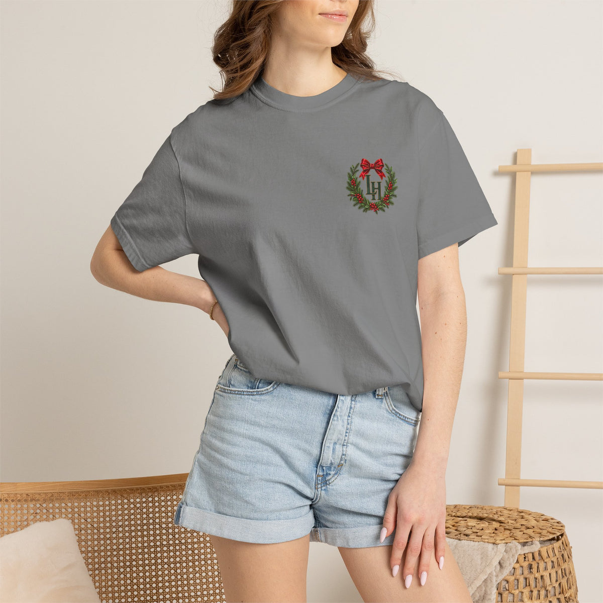Christmas Wreath Holiday T-Shirt — "Company's Coming" Vintage House Christmas Tee