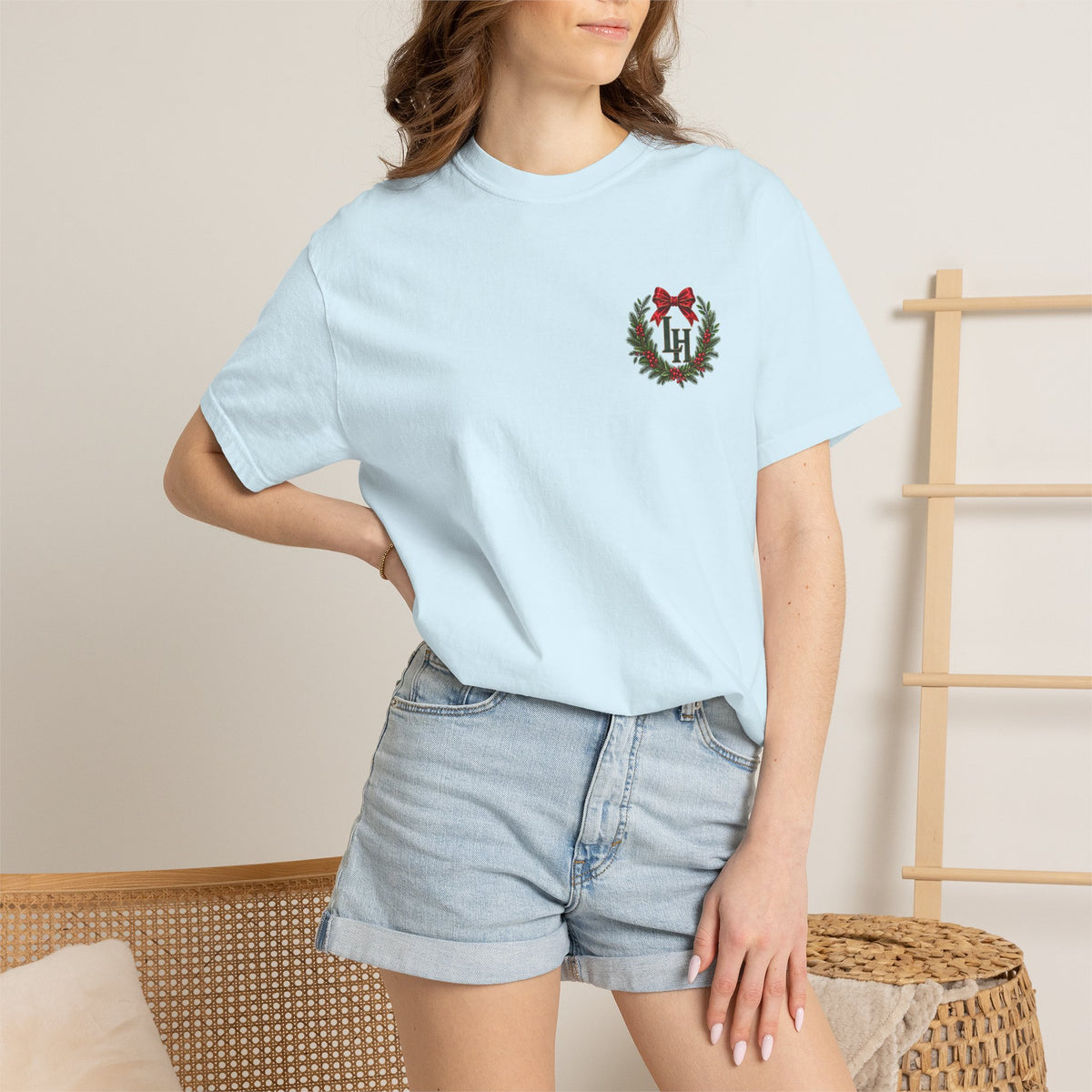 Christmas Wreath Holiday T-Shirt — "Company's Coming" Vintage House Christmas Tee