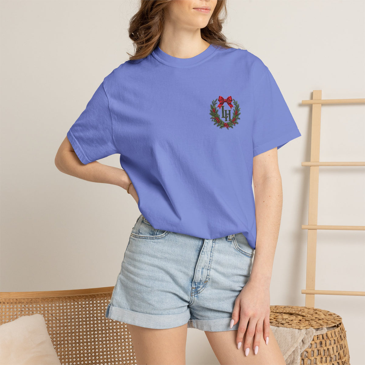 Christmas Wreath Holiday T-Shirt — "Company's Coming" Vintage House Christmas Tee