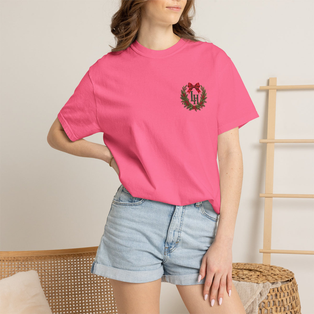 Christmas Wreath Holiday T-Shirt — "Company's Coming" Vintage House Christmas Tee